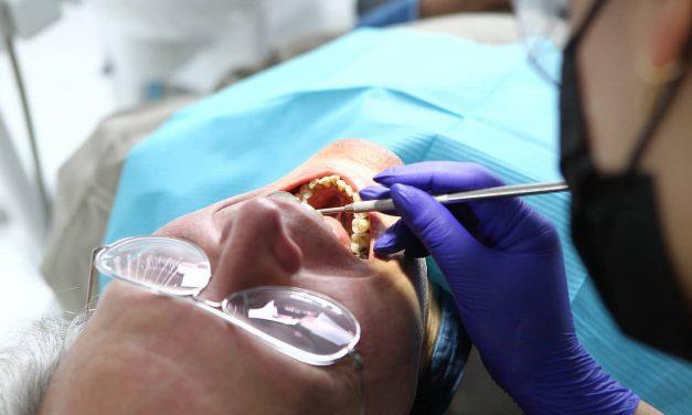 ¿Se puede poner ortodoncia invisible con implantes dentales?