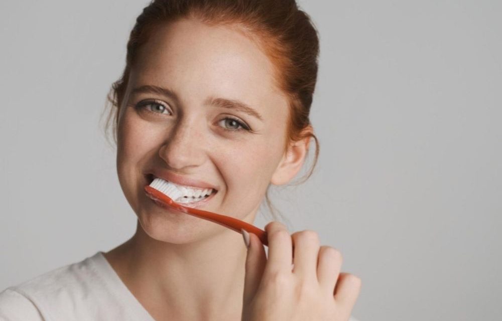 Cómo limpiar entre los dientes de forma correcta y mantener una sonrisa sana
