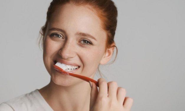 Cómo limpiar entre los dientes de forma correcta y mantener una sonrisa sana