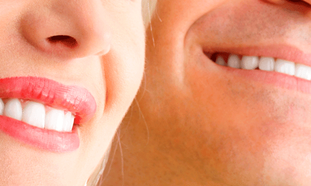 ¿Se te ve el tapón del implante dental? Descubre si es normal y qué hacer